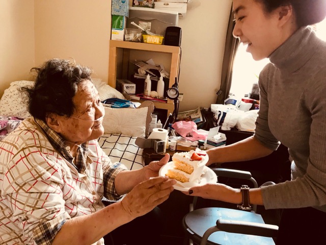 Jiayi presenting a cake for Gao's 91st birthday