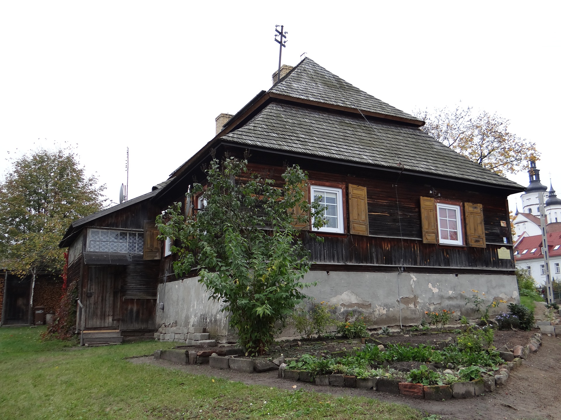 Деревня заняла. Старый домик на Ким. Мой старый городок домик.